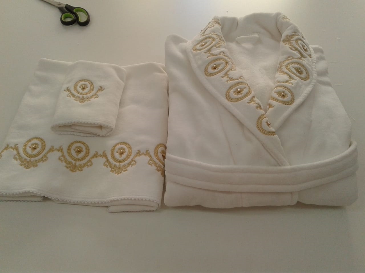 Peignoir plus 2 serviettes brodées avec perles2